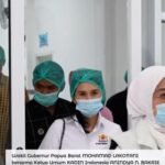 Wakil gubernur provinsi Papua Barat bersama ketua umum meninjau kegiatan di SPPG SPN Polda Papua Barat.